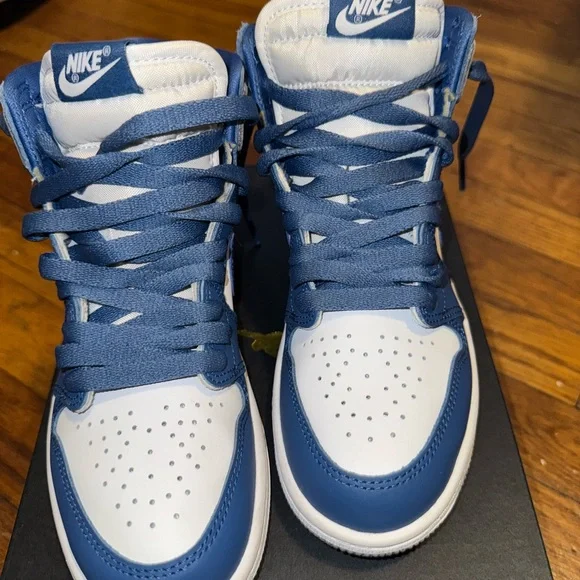 Nike Air Jordan 1 Retro High OG "True Blue" sneaker - Picture 2 of 6